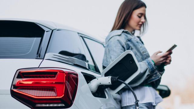 Una persona carga su coche eléctrico