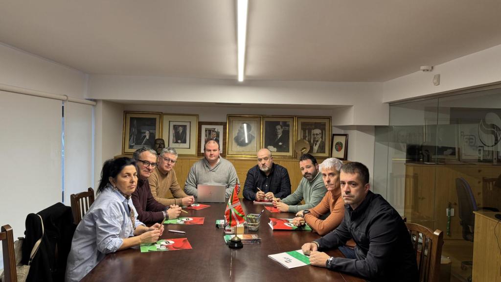 Reunión del PNV de Aiaraldea para mostrar su solidaridad con la plantilla de Guardian / PNV