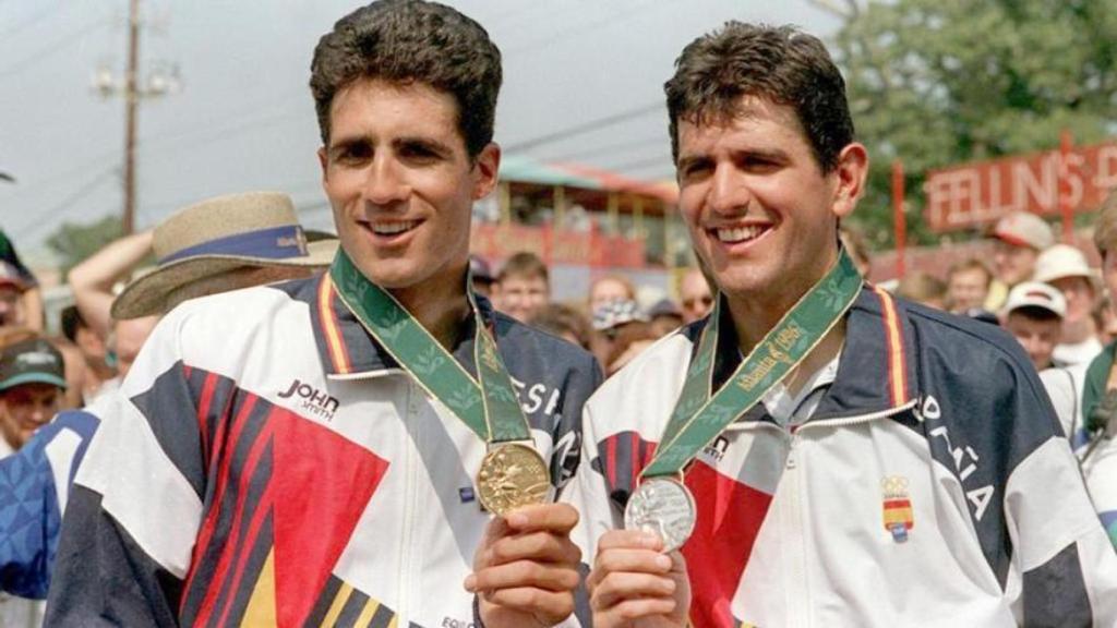 Indurain y Olano, mostrando las medallas obtenidas.