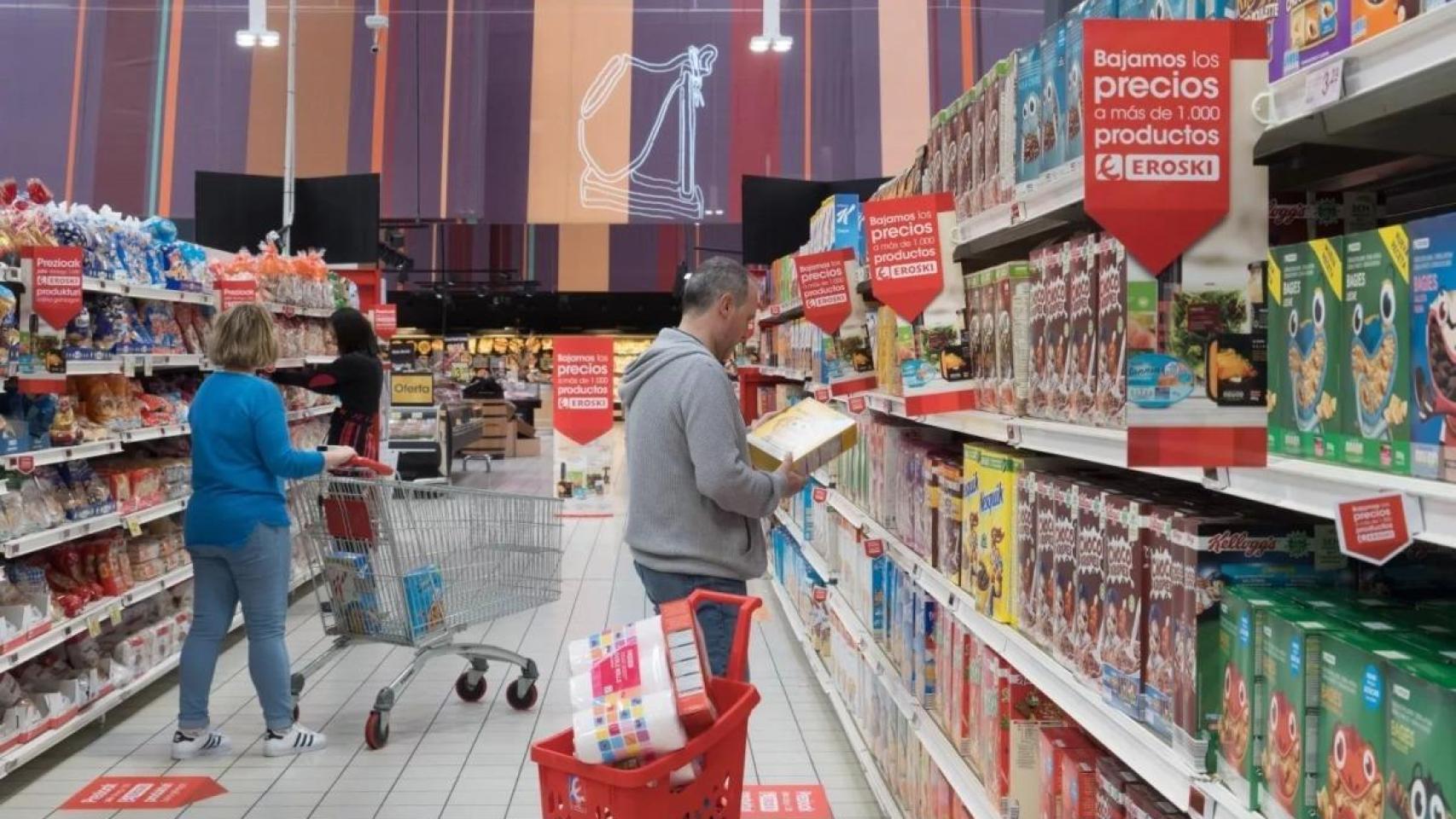 Compradores en un supermercado de Eroski.