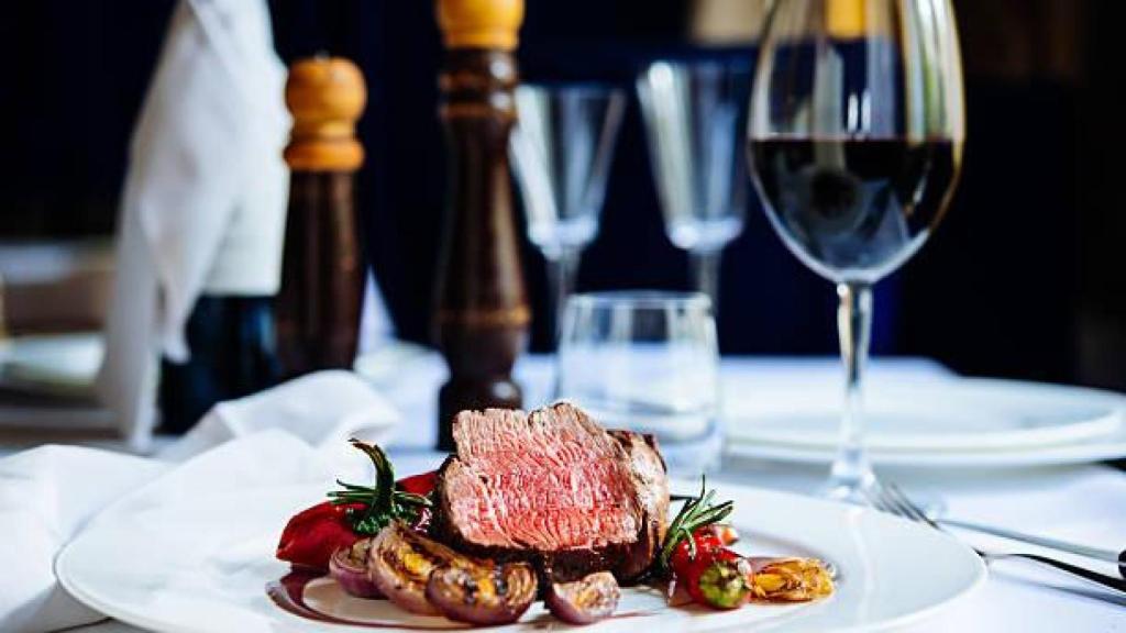 Un plato de un restaurante y una copa de vino.