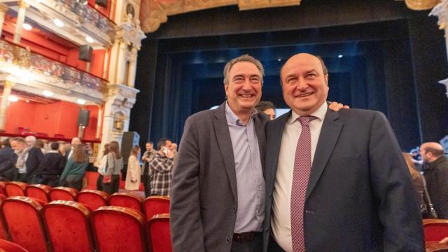 El portavoz del PNV en el Congreso, Aitor Esteban, y el presidente del PNV, Andoni Ortuzar, durante la gala de los Premios Sabino Arana 2024 a 26 de enero de 2025