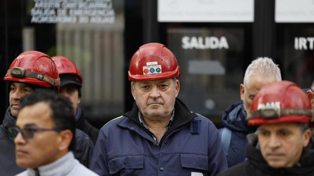 La plantilla de Astilleros Balenciaga, durante la concentración de este martes en Donostia.