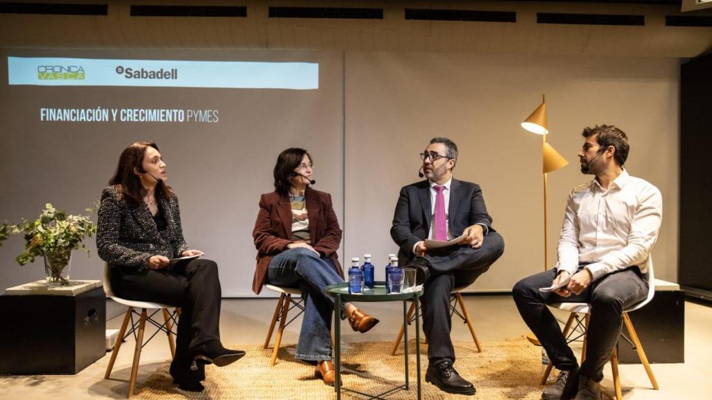 Nuria Pérez de Villarreal, Elena Pinedo y Albert Soro en la mesa redonda moderada por el director de Crónica Vasca, Alberto Lardiés