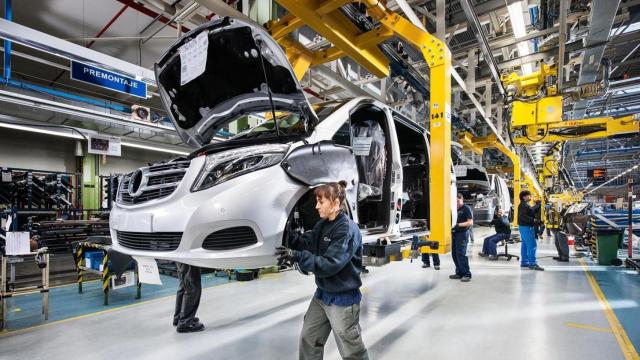 Mercedes dará salida a 300 eventuales en marzo al pasar a dos turnos por la bajada de producción