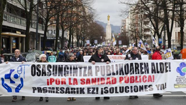 Manifestación en Bilbao en defensa de la sanidad pública / LUIS TEJIDO - EFE