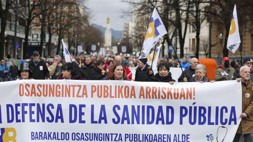 Manifestación en Bilbao en defensa de la sanidad pública / LUIS TEJIDO - EFE