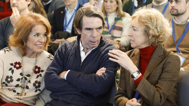 José María Aznar y su mujer Ana Botella conversan con la viuda de Gregorio Ordóñez, Ana Iribar / JUAN HERRERO - EFE