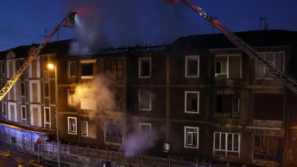 Imagen del edificio incendiado en Basauri este viernes.