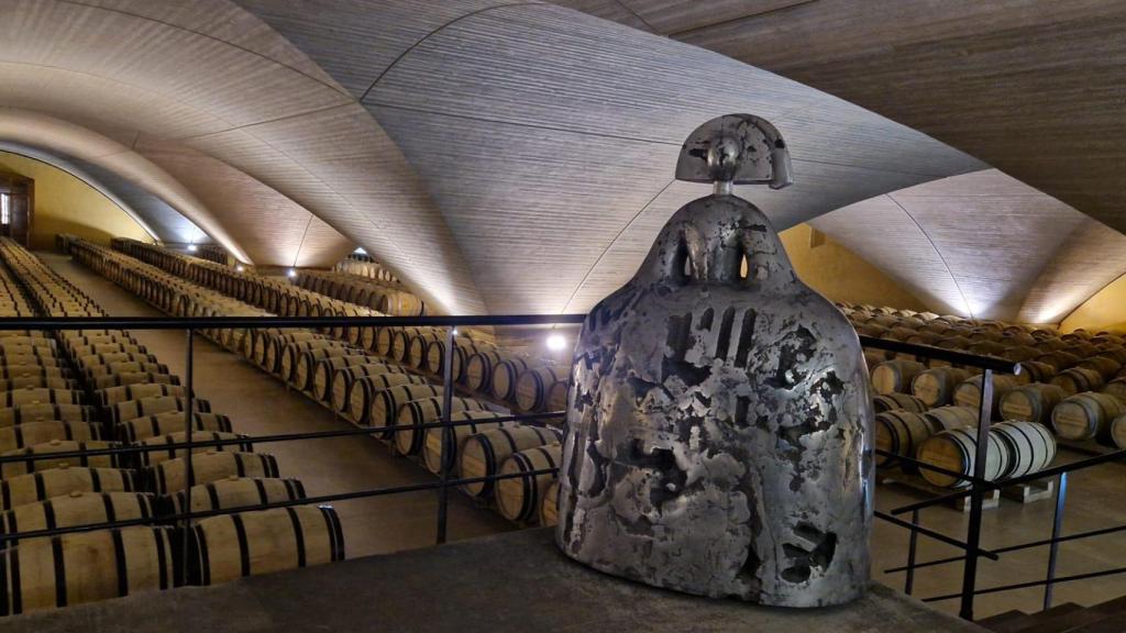 En un alto, la gran Menina, de Manolo Valdés, preside la bodega en la que, si el visitante lo desea, puede elaborar su propio vino auspiciado por el enólogo quien guiará sus pasos hasta conseguir el sabor deseado / A. VIRI