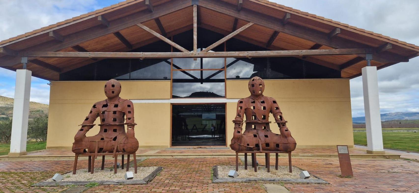 Los guardianes de la bodega, obras de Xabier Mascaró, forman parte del paisaje de Otazu que han llegado a ser conocidos en China. Otazu fue el perfecto escenario de la final de Masterchef de aquel país. China, junto con Canadá, son los dos países que más vino compran a Otazu, que exporta el 80% de la producción / A. VIRI