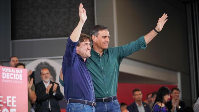 El secretario general del PSE-EE, Eneko Andueza, junto al presidente del Gobierno, Pedro Sánchez / IÑAKI BERASALUCE - EP