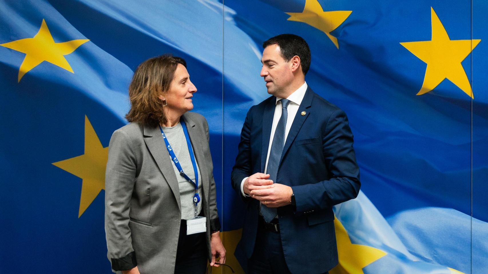 El lehendakari, Imanol Pradales, junto con la vicepresidenta ejecutiva de la Comisión Europea para una Transición Limpia, Justa y Competitiva, Teresa Ribera / JON RODRÍGUEZ BILBAO - EFE