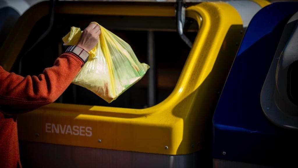 Contenedor amarillo para reciclar plásticos y envases