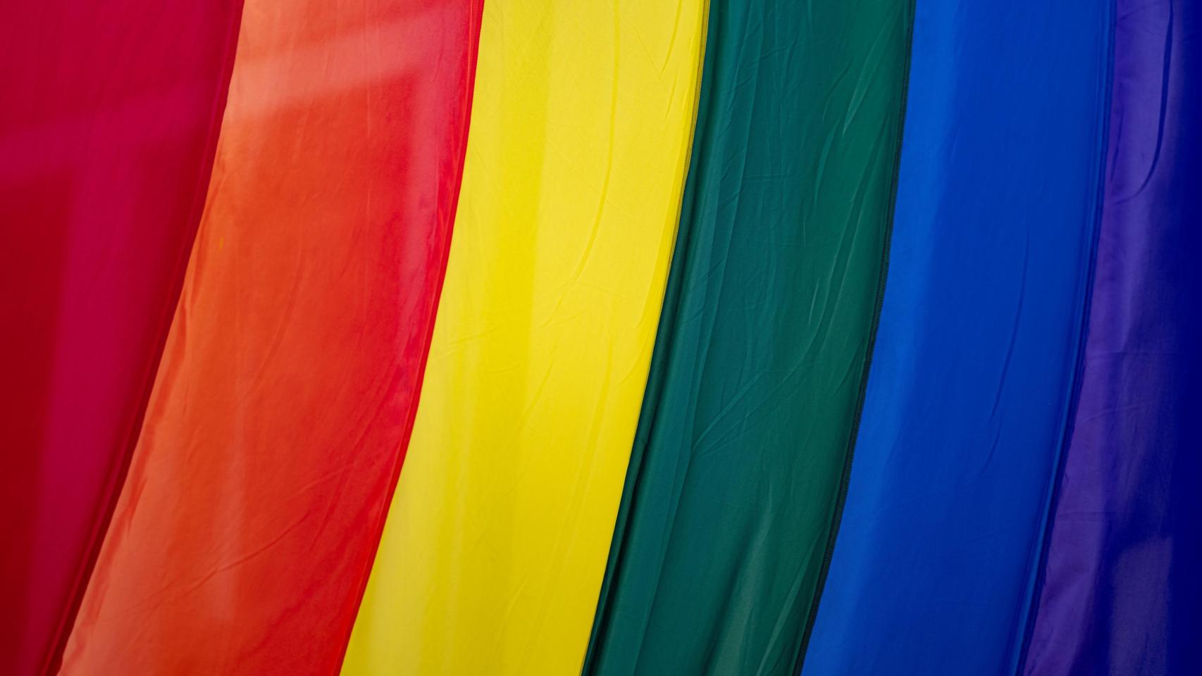 La bandera LGTB+ simboliza los movimientos de las orientaciones  sexuales e identidades de género perseguidas, así como el orgullo de pertenecer a ellas