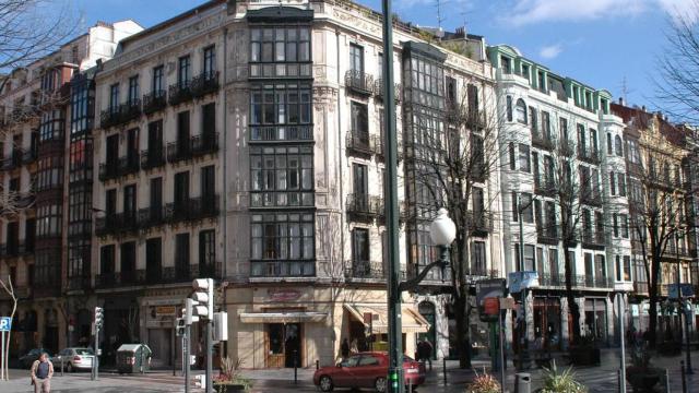 Un edificio de la Gran Vía de Bilbao.