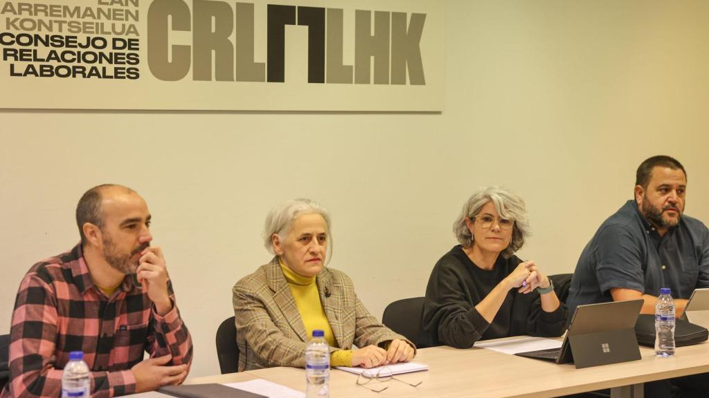 -La presidenta de CRL Emilia Málaga, (2d) preside la reunión este jueves entre los sindicatos y Confebask para tratar sobre la posibilidad de alcanzar un acuerdo interprofesional que fije un salario mínimo propio en Euskadi.