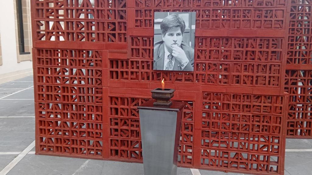 Fotografía de Gregorio Ordóñez en el exterior del Parlamento vasco / EP