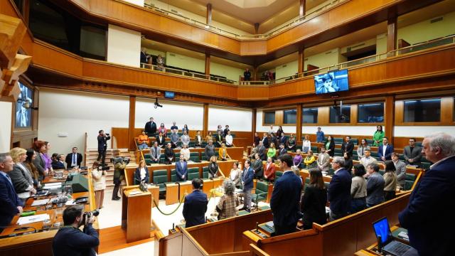 El Parlamento vasco guarda un minuto de silencio por Gregorio Ordóñez / IÑAKI BERASALUCE - EP