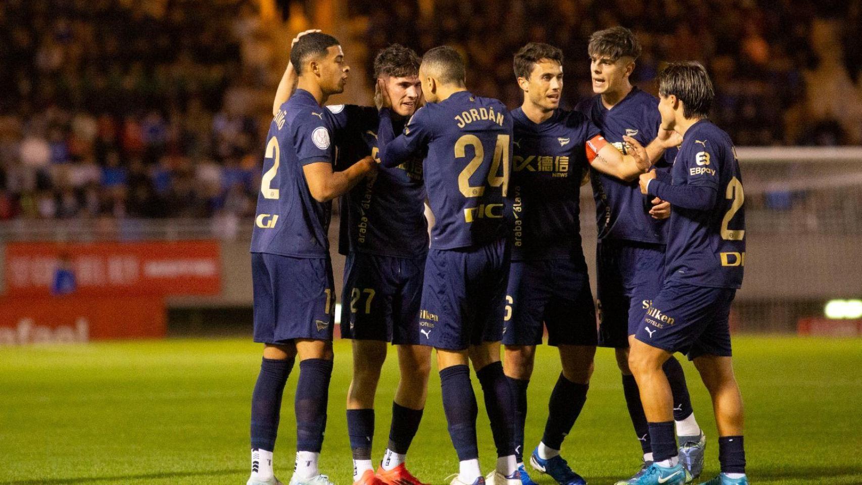 La plantilla del Deportivo Alavés, durante un encuentro de esta temporada.