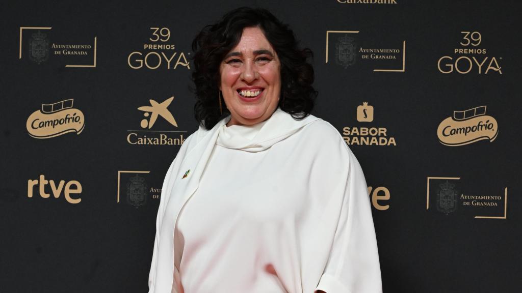 La cineasta Arantxa Echevarría posa en la alfombra roja de la 39 edición de los Premios Goya  / EFE