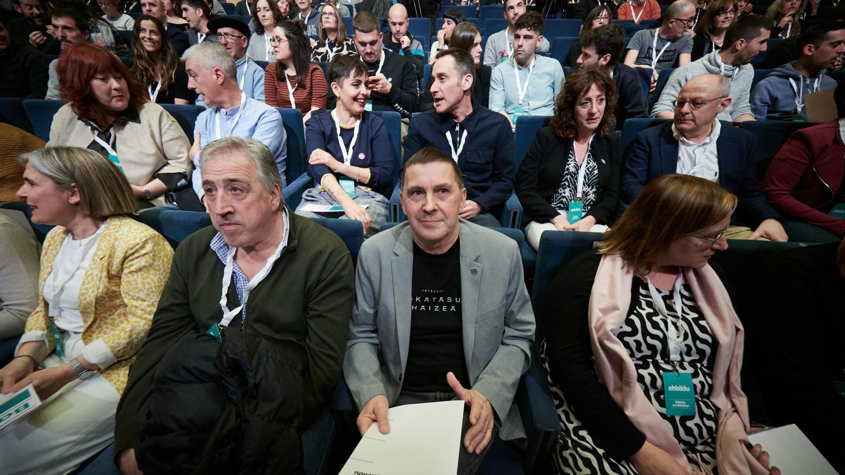 Arnaldo Otegi, coordinador general de EH Bildu, junto con el alcalde de Pamplona, Joseba Asiron, durante el III Congreso de EH Bildu celebrado en el Auditorio Baluarte de Pamplona / EP