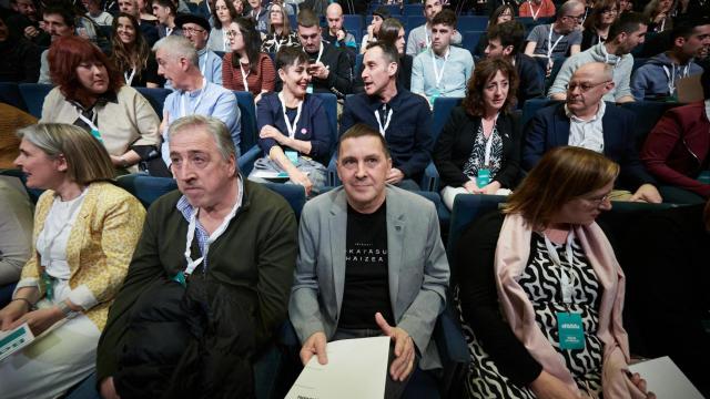 Arnaldo Otegi, coordinador general de EH Bildu, junto con el alcalde de Pamplona, Joseba Asiron, durante el III Congreso de EH Bildu celebrado en el Auditorio Baluarte de Pamplona / EP