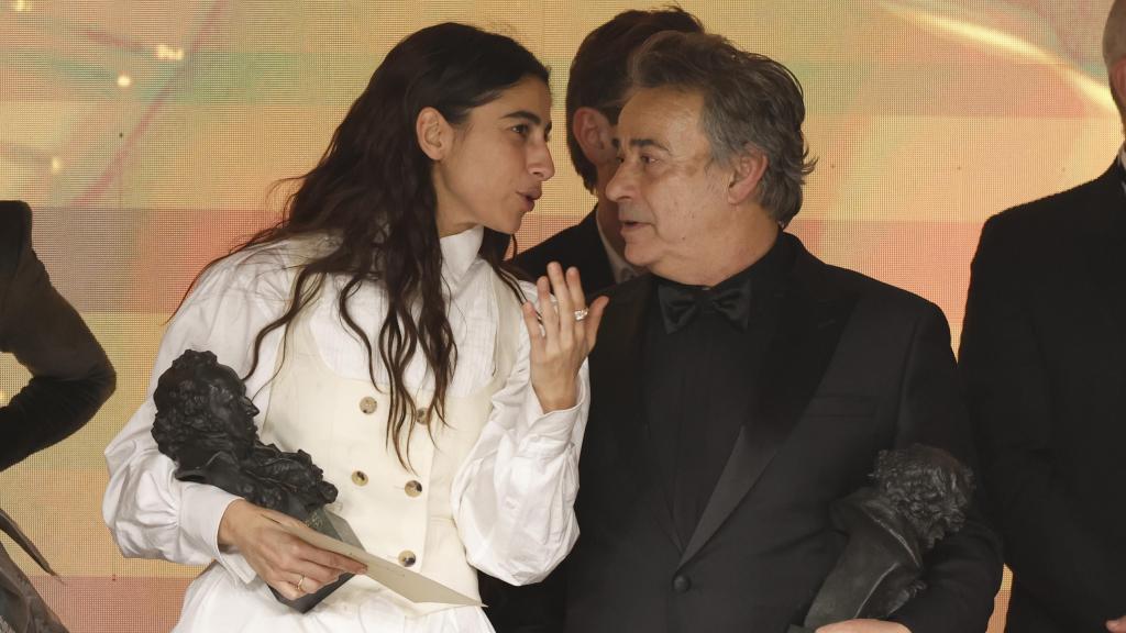 Los actores Eduard Fernández y Carolina Yuste tras conocer el Goya ex aequo a ´Mejor película´ por ´El 47´ y ´La Infiltrada´ durante la 39 edición de los Premios Goya / EFE