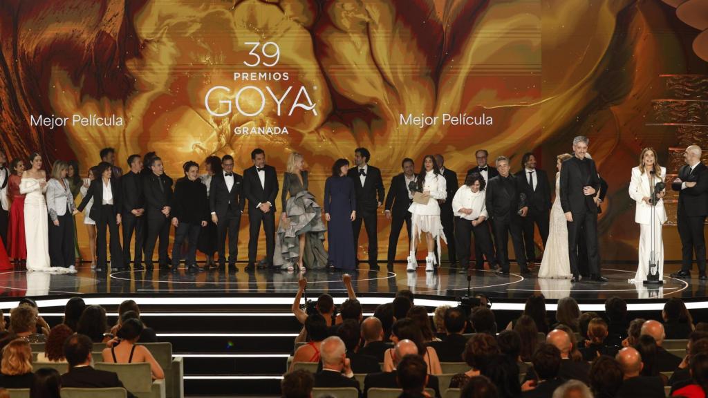 Los equipos de la películas ´El 47´ y ´La Infiltrada´ tras recibir el Goya ex aequo a la ´Mejor película´ en la 39 edición de los Premios Goya de la Academia de Cine que se celebra este sábado en el Palacio de Congresos y Exposiciones de Granada. EFE/Julio Muñoz