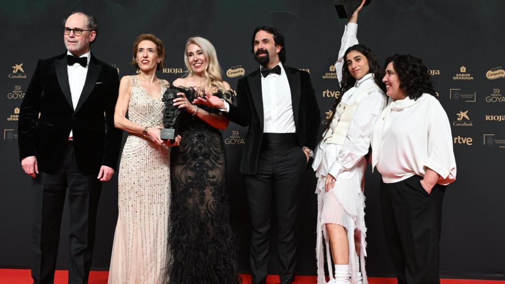 El equipo de La infiltrada tras recibir el Goya a mejor película en la 39 edición de los Premios Goya de la Academia de Cine que se celebra este sábado en el Palacio de Congresos y Exposiciones de Granada. EFE/Miguel Ángel Molina