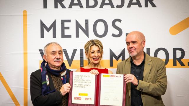 La vicepresidenta Yolanda Díaz y los secretarios generales de UGT, Pepe Álvarez, y de CCOO, Unai Sordo, tras la firma del acuerdo de reducción de la jornada laboral.