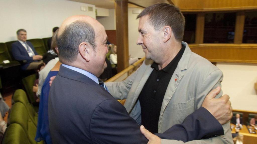 Andoni Ortuzar y Arnaldo Otegi en el Parlamento vasco.