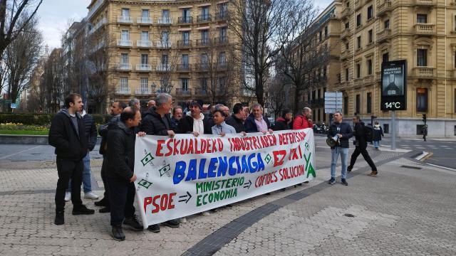 La plantilla de Balenciaga se ha concentrado este martes en Donostia frente a la sede del PSE-EE.