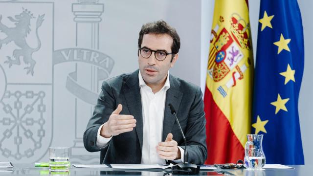 El ministro de Economía Comercio y Empresa, Carlos Cuerpo, durante una rueda de prensa tras el Consejo de Ministros, en el Complejo de la Moncloa, a 4 de enero de 2025