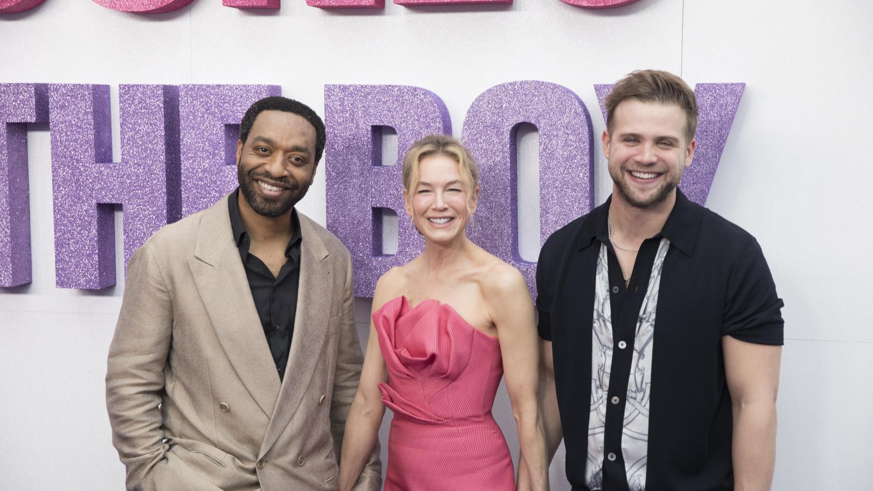 De izquierda a derecha: Chiwetel Ejiofor, Renee Zellweger y Leo Woodall en el estreno de ‘Bridget Jones: Loca por él’, en Sidney (Australia)