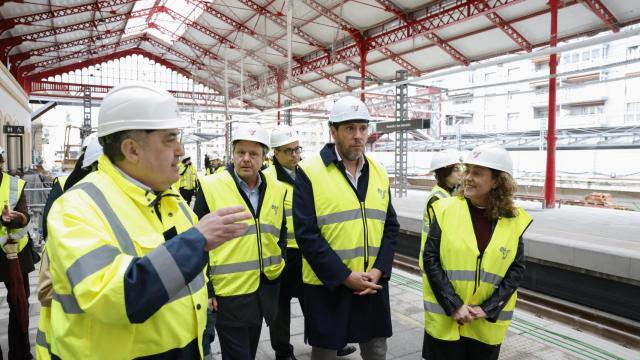 El ministro de Transportes y Movilidad Sostenible, Óscar Puente (2d), visita las obras de la estación ferroviaria de Atotxa, en San Sebastián, acompañado por la consejera vasa de Movilidad Sostenible, Susana García Chueca.