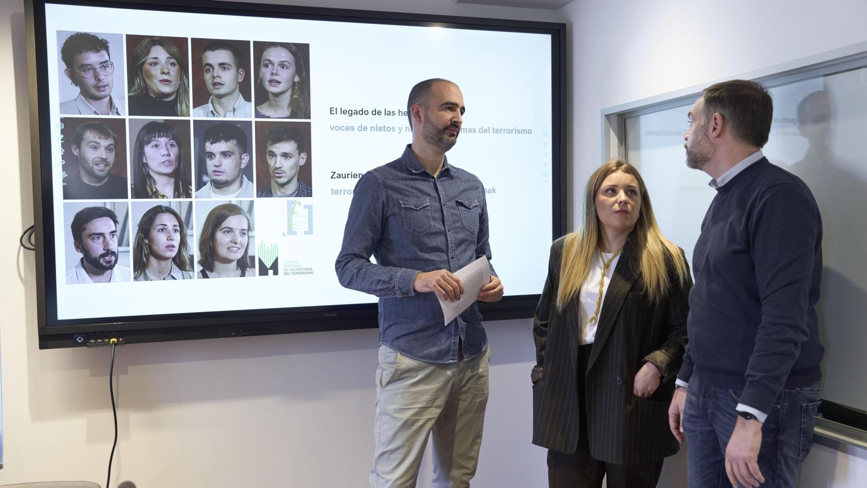 Raúl Lopez Romo, la nieta de Tomás Caballero, Marina Irigoyen, y Eduardo Mateo / ADRIÁN RUIZ HIERRO - EFE