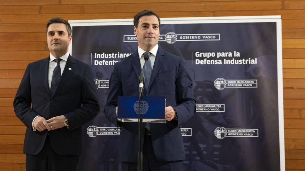 El lehendakari, Imanol Pradales, junto al consejero de Industria, Mikel Jauregi, en la constitución del Grupo para la Defensa Industrial / JAVIER ETXEZARRETA - EFE