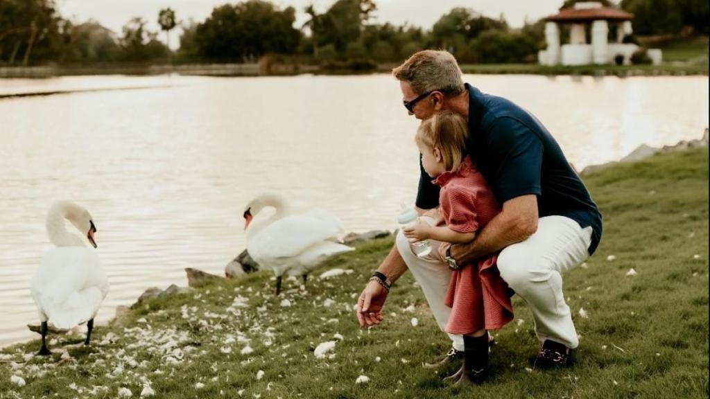 Piterman, junto a su hija.