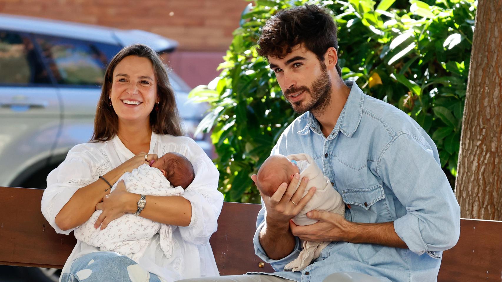 Marta Pombo y Luis Zamalloa pasean junto a sus dos hijas mellizas, María y Candela / Europa Press