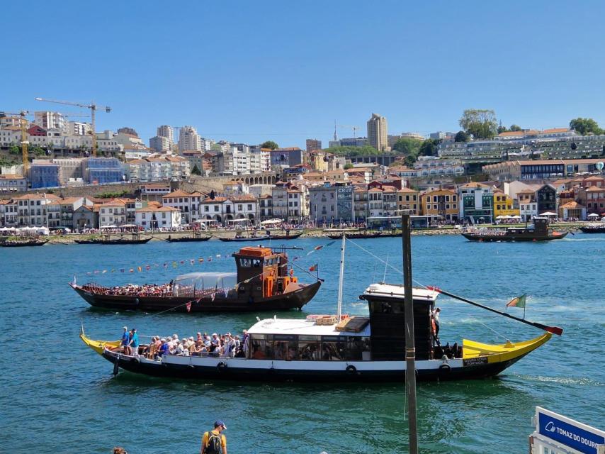 Los rabelos han dejado de transportar vino y ahora realizan pequeños cruceros enfocados al turismo / A. VIRI