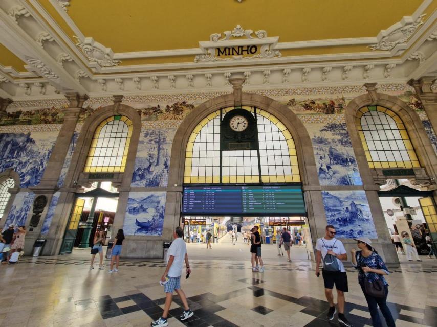 Lo que mantiene siempre llena a esta estación de trenes centenaria no es el tránsito de viajeros sino la presencia de turistas  que desean admirar los tradicionales azulejos / A. VIRI