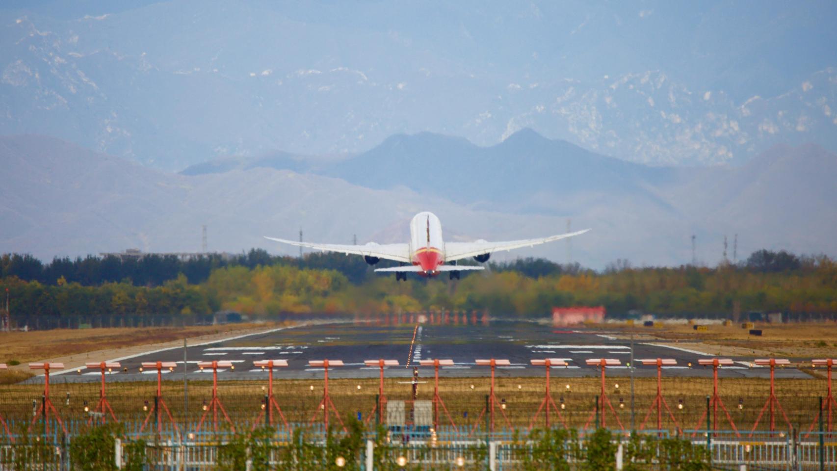 Un avión efectúa la maniobra de despegue