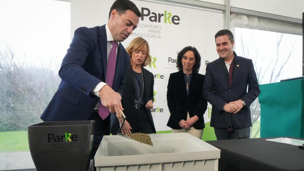 El lehendakari, Imanol Pradales, en  el acto de colocación de la primera piedra de su primer edificio en propiedad del Campus Hernani