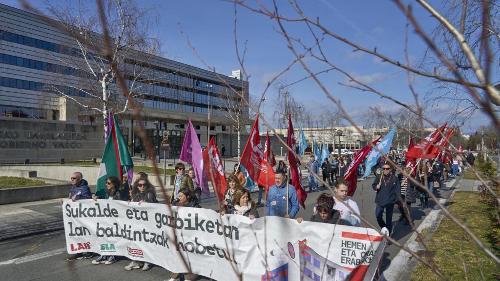 Vista de una manifestación del personal de limpieza y cocina de educación pública vasca, este jueves en Vitoria, durante la tercera jornada de huelga.