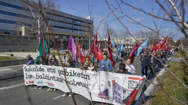 Vista de una manifestación del personal de limpieza y cocina de educación pública vasca, este jueves en Vitoria, durante la tercera jornada de huelga.