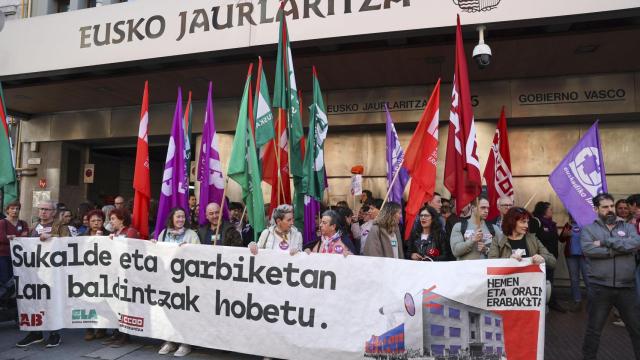 Vista de una manifestación del personal de limpieza y cocina de educación pública vasca, este jueves en Vitoria, durante la tercera jornada de huelga