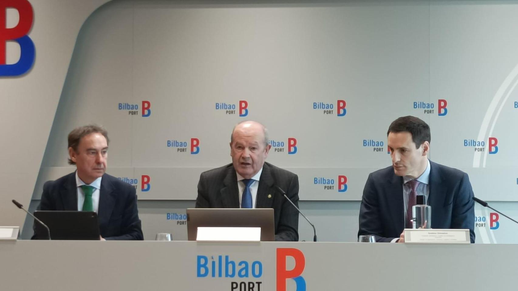 El presidente del Puerto de Bilbao, Ricardo Barkala, con Andima Ormaetxe y Antonio Aiz