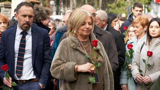 Consuelo Ordóñez  durante la ofrenda floral en recuerdo del dirigente socialista Fernando Buesa y su escolta Jorge Díez en 2024