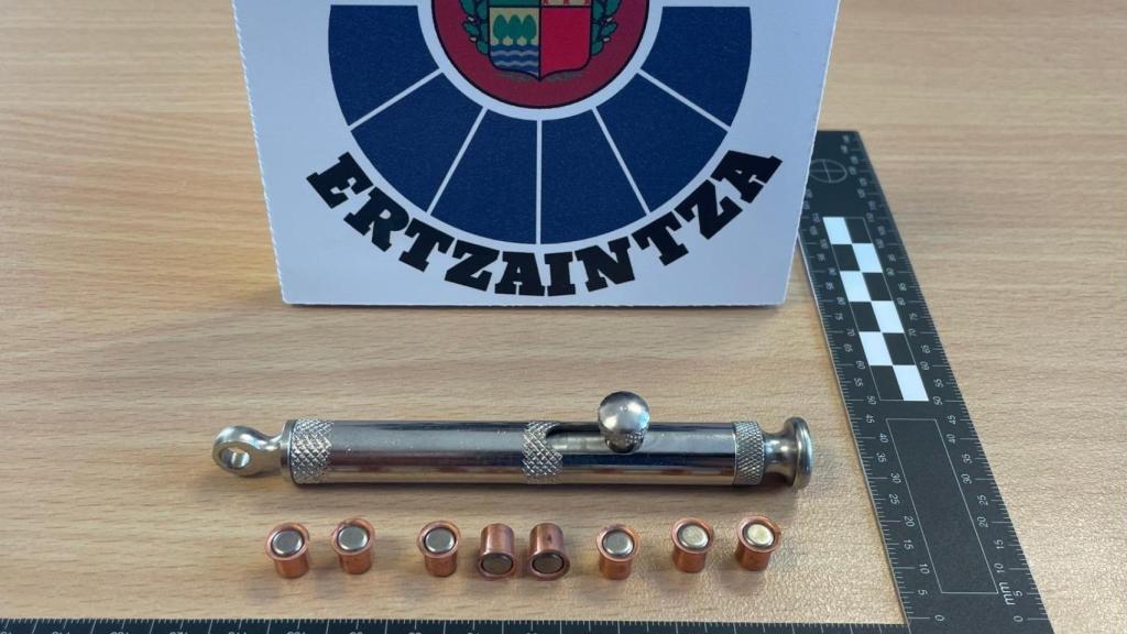 Bolígrafo pistola y munición detonadora o de fogueo incautada por la Ertzaintza